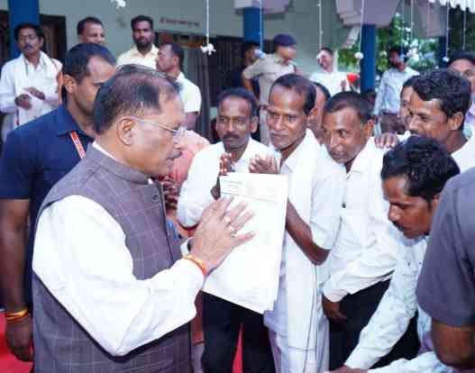 मुख्यमंत्री विष्णु देव साय को दीपपर्व की शुभकामनाएं देने बगिया में लगा रहा तांता, मुख्यमंत्री ने सभी के सुख-समृद्धि की कामना की