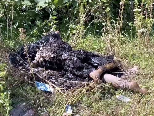 होटल के पीछे झाड़ियों में मिली युवक की अधजली लाश: हत्या के बाद पहचान मिटाने की साजिश का शक